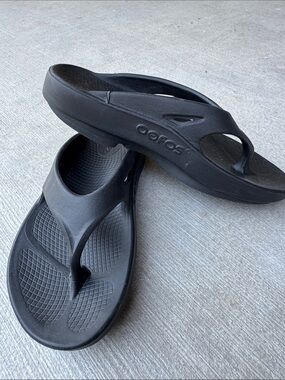 Oofos flip flops